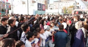 dunya kiz cocuklari gununde gazzeye destek balonlari gokyuzune birakildi XnTaSBIk.jpg